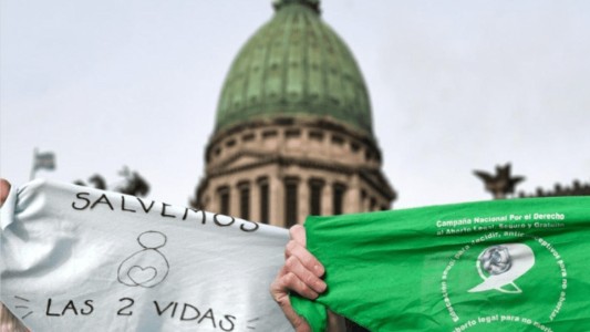 Manifestaciones a favor y en contra del derecho al aborto a las afueras del Congreso