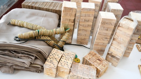 En una cárcel platense confeccionaron yengas, dominós y tatetís en madera para una escuela