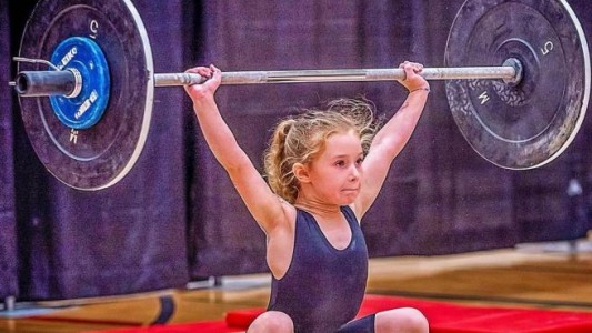 La increíble nena de 7 años que es "la más fuerte del mundo": levanta pesas de 80 kilos y tiene tatuajes falsos