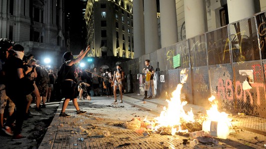 #ParoDeMujeres : hubo tensión frente a la Catedral al término de la marcha