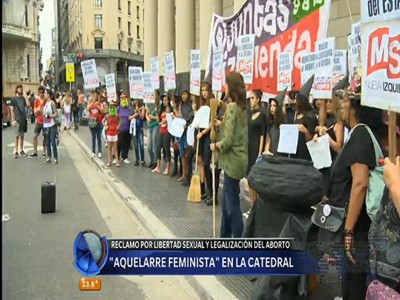 #ParoDeMujeres Un "aquelarre" feminista frente a la Catedral