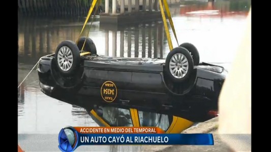 Apareció el conductor del auto que cayó al Riachuelo y contó que logró salir nadando