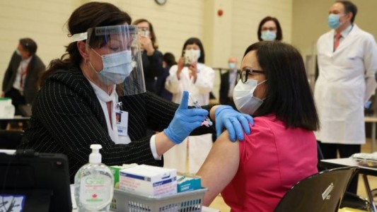 Canadá comenzó a aplicar la vacuna contra el coronavirus de Pfizer