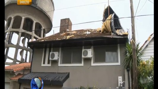 El techo de una casa se voló durante el temporal en Olivos