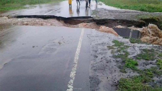Impresionante: el video del momento en el que un arroyo rompe una ruta en Tucumán