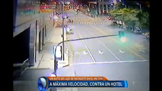 Un auto de alta gama impactó contra un hotel