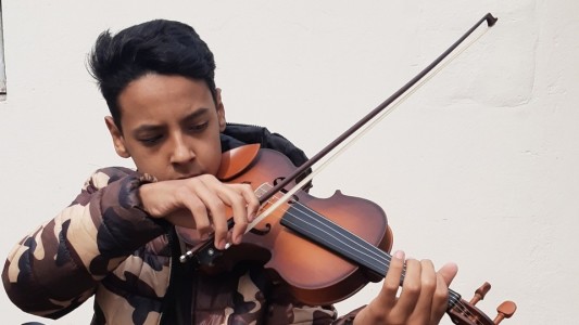 Un violinista de 13 años contó cómo ayudó a su papá para cobrar el aguinaldo