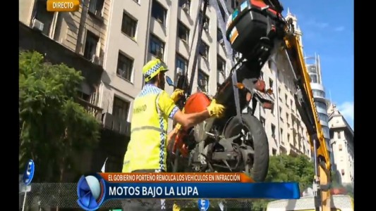 Remolcan motos mal estacionados en el centro porteño