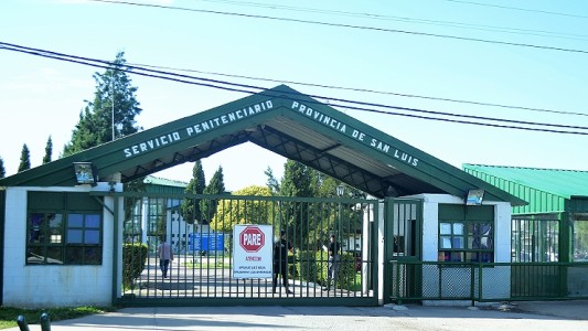 Murió un preso quemado cuando su compañero de celda incendió un colchón