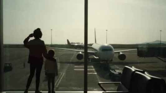 Confirman el procesamiento de una mujer que se radicó en el exterior y la separó a la hija de su padre