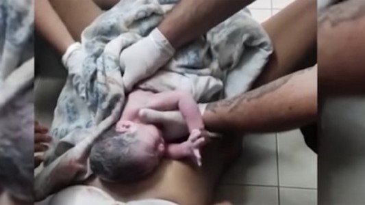 Una chica de 15 años dio a luz en la comisaría y ayudada por policías