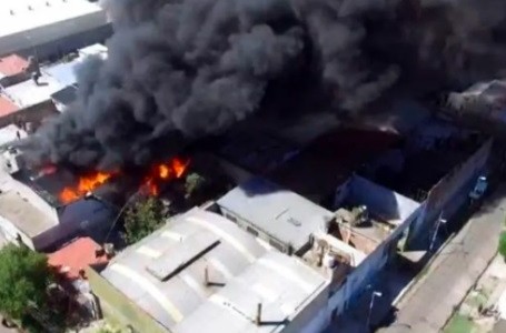 Impresionante incendio en una fábrica de pinturas en Loma Hermosa