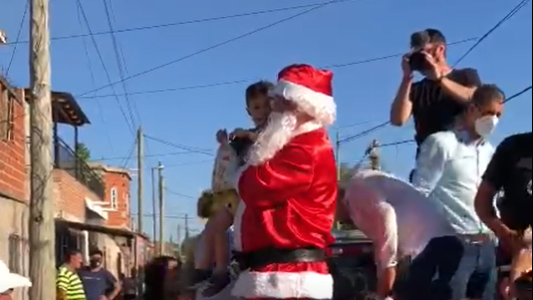 Policías bonaerenses se vistieron de Papá Noel para regalar golosinas en los barrios