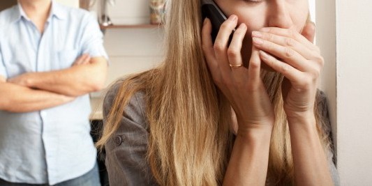 Mujer debe indemnizar a su ex por haberle sido infiel en el matrimonio