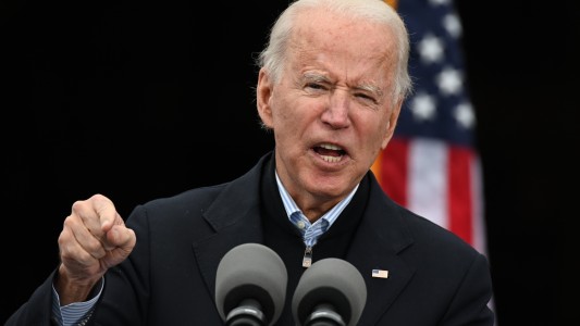Joe Biden y su esposa se vacunarán contra el coronavirus el lunes para alentar al pan masivo