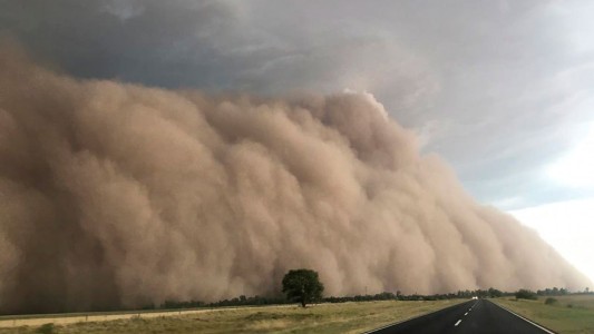 Imágenes "apocalípticas" del temporal de viento y tierra en La Pampa
