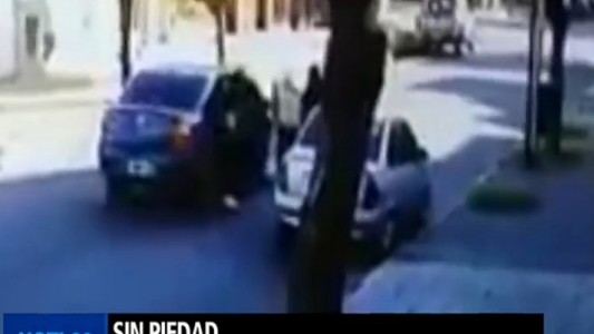 Intento de robo y ataque a una mujer con su hijo