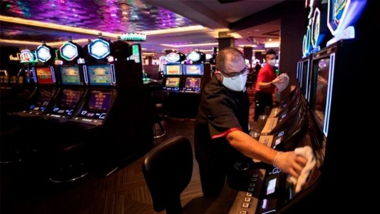 Autorizan la presencia de más personas en iglesias y abren casinos, bingos y boliches