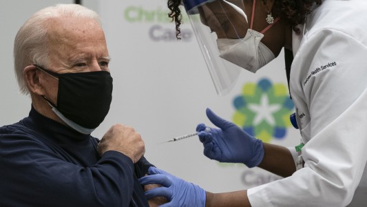 Joe Biden recibió la primera dosis de la vacuna contra el coronavirus