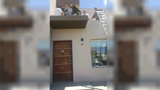 Rescatan a un paracaidista que quedó enredado en unos cables de tendido público