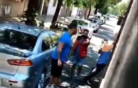 Video: un hombre golpeó en la cara a un colectivero en medio de una discusión de tránsito
