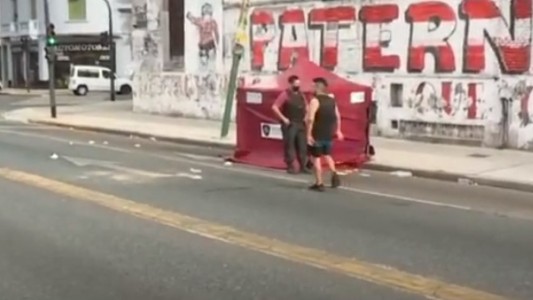 Accidente fatal en Paternal: murió una mujer que viajaba en moto cuando fue impactada por un auto