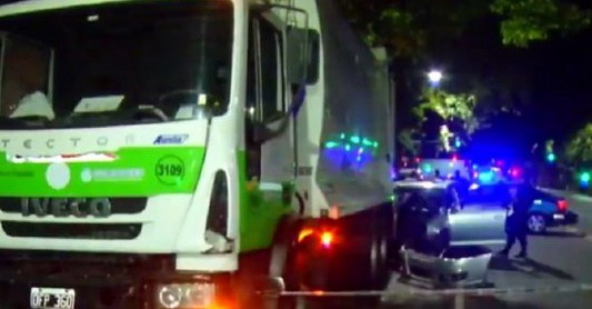 Un auto chocó a un camión de residuos y un recolector sufrió la amputación de sus piernas