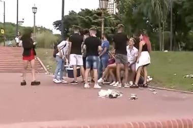 Música hasta las 9 am y encuentros sin barbijo, la queja de los vecinos por fiestas en plazas