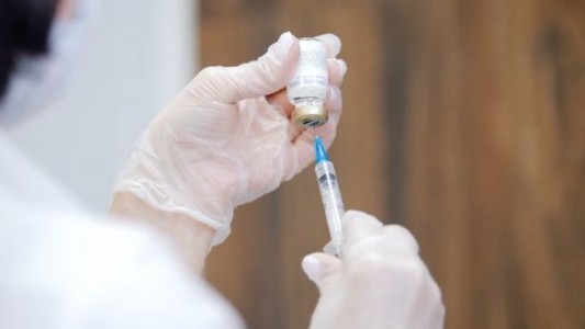 Un médico tuvo una fuerte reacción alérgica tras recibir la vacuna de Moderna