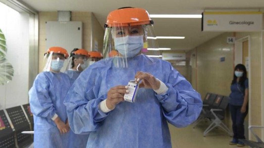 Quirós dijo que controlarán "potenciales efectos adversos" de la vacuna rusa Sputnik V