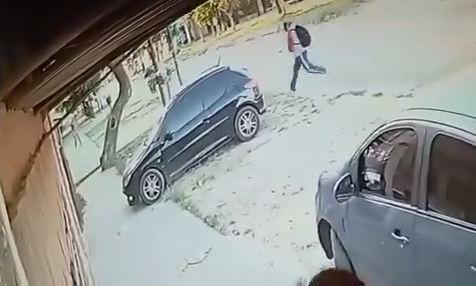 "Motochorros" balean a un joven en una pierna para robarle sus pertenencias en Merlo