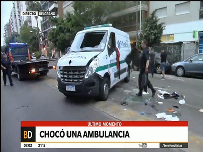 Choque y vuelco de una ambulancia en Belgrano