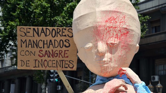 "El bebito celeste" de la marcha en contra del aborto apareció ensangrentado