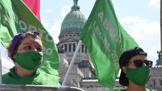 Cientos de personas comienzan a llegar al Congreso en el inicio del debate por aborto en el Senado