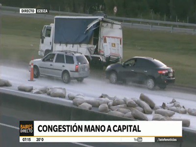 Chocó un camión cargado de harina en la autopista Riccheri