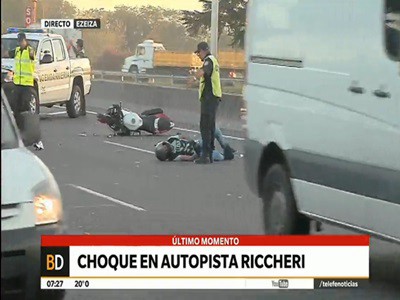 Accidente entre un automóvil y una moto en la autopista Riccheri