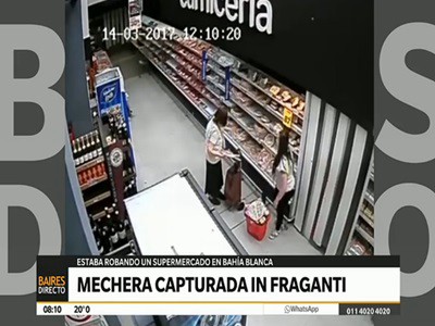 Mechera fue captada in fraganti por las cámaras pero se fue sin que la detengan
