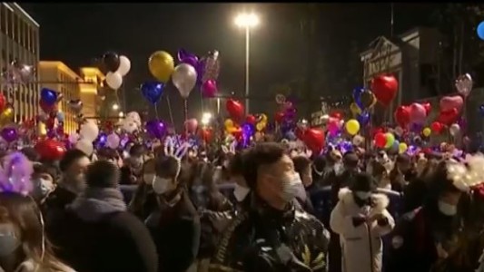 Una multitud celebró la llegada del Año Nuevo en Wuhan