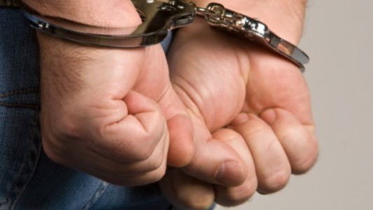 Se emborrachó, discutió con su hijastro y lo mató de una puñalada en el pecho