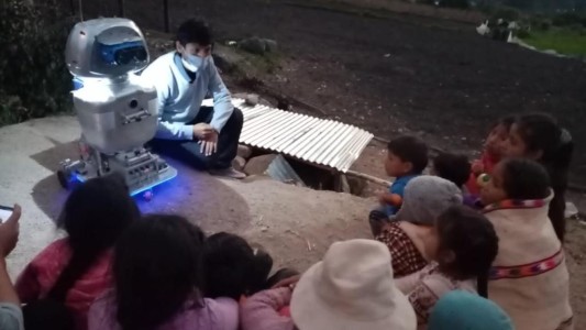 Un robot solar con identidad andina, ecológica y multilingüe lleva esperanza a los chicos en Perú