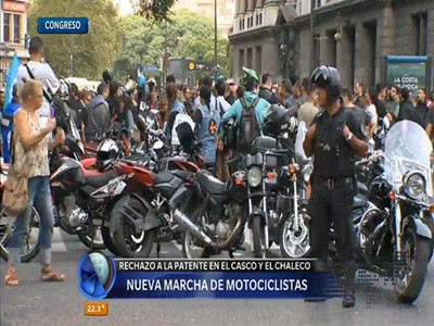 Marcha de motociclistas en contra de la patente en casco y chalecos