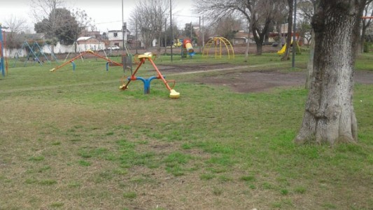 Encontraron a un joven ahorcado en una plaza en San Miguel