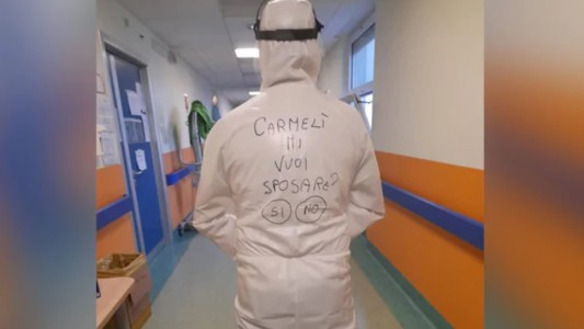 Amor en tiempos de coronavirus: con el traje anticovid, un enfermero italiano le pidió matrimonio a su novia