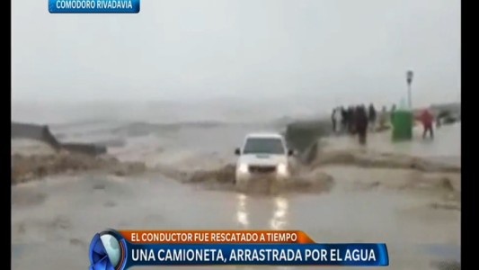 Video: el mar arrastró a una camioneta en Comodoro Rivadavia