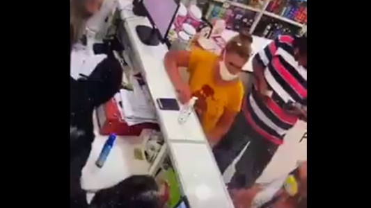 Pilar: Clienta de una farmacia le robó el celular a una empleada y quedó filmada