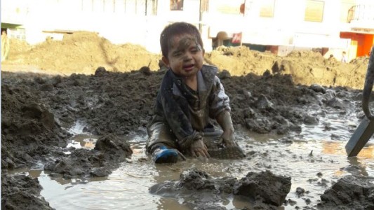La inocencia del niño comodorense que juega en el barro de su barrio inundado