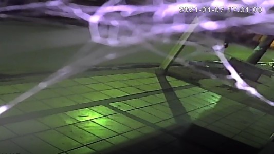 VIDEO: así fue asesinado el policía que estaba en la parada de un colectivo para ir a trabajar