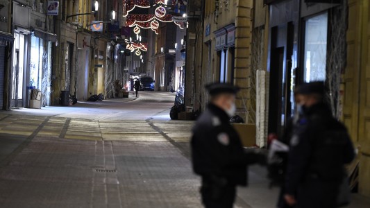 Francia prolonga restricciones para contener avance del coronavirus y acelera la vacunación