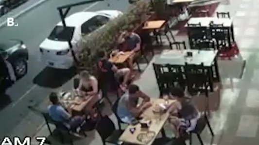 Bajaron armados de una 4x4 y asaltaron a los clientes de un bar en Lanús