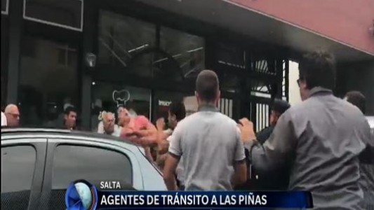 Agentes de tránsito, a las piñas con un remisero y su pasajero